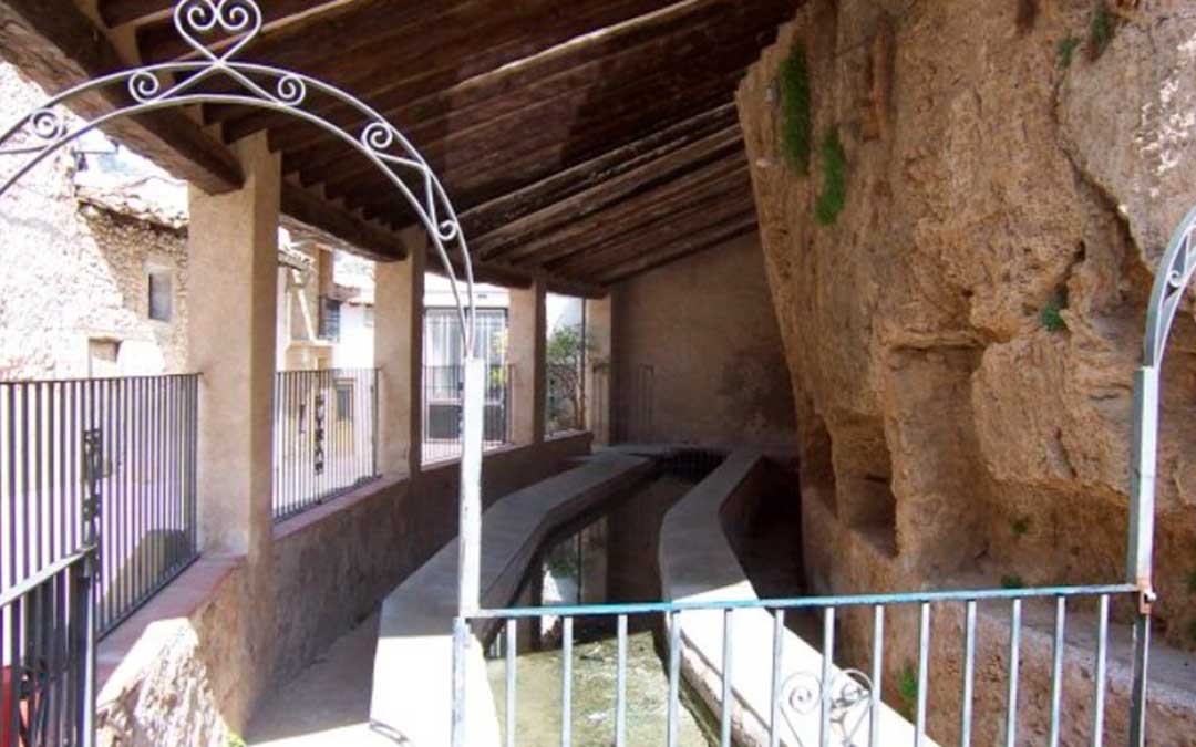 La lavadero de Beceite está ubicado junto a la roca en el que la estrecha poza se adapta al terreno / Universidad de Zaragoza