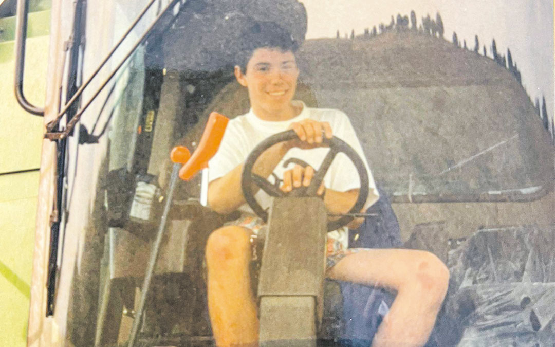 Ricardo León Alquézar cuando era pequeño en el tractor. / R.L.A.
