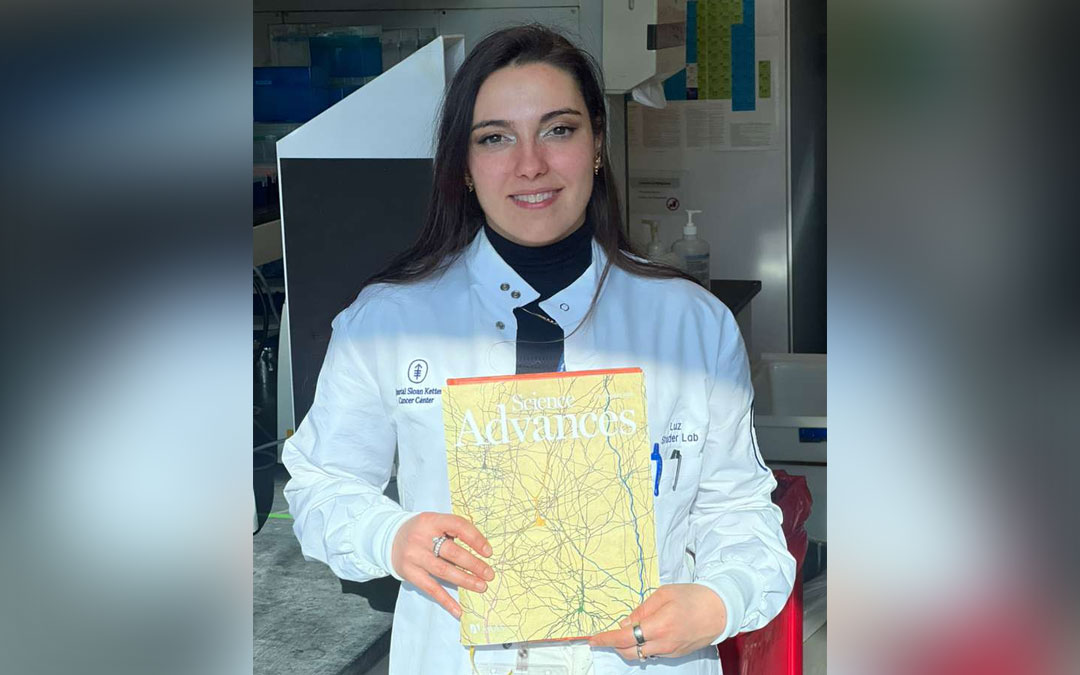 Luz Jubierre muestra la portada de la revista en su laboratorio de Nueva York./ L.J.
