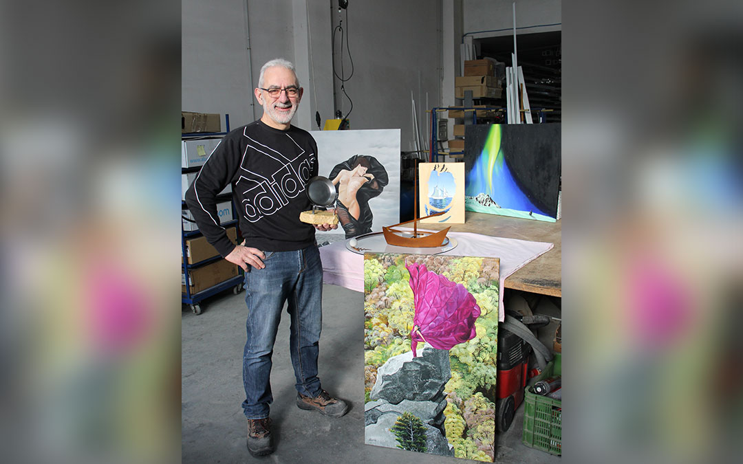 José Luis Liarte en su taller con el trofeo de la Sartanè, óleos en los que mezcla naturaleza y figurativo, y una escultura con acero corten y una esfera en alabastro, «todo autóctono». / B. Severino
