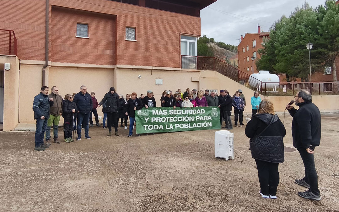 Primera de las concentraciones del Movimiento de Acción Rural, en el cuartel de la Guardia Civil en Montalbán. / M.A.R.