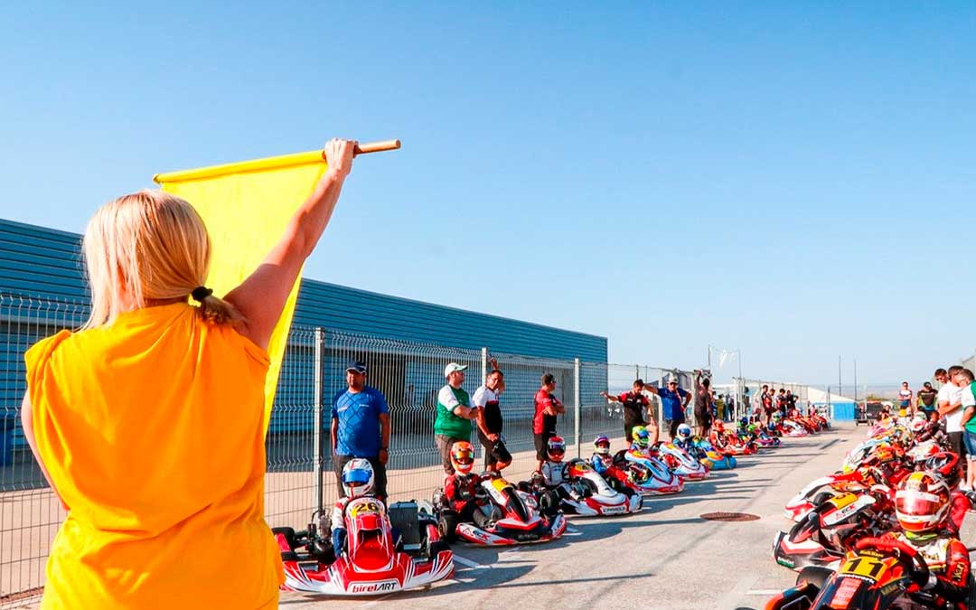 Un comisario en el circuito de Motorland./ Motorland.