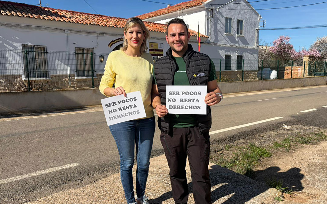 Beatriz Martín y Raúl Blasco, posan frente al cuartel de la Guardia Civil de Muniesa. / TE