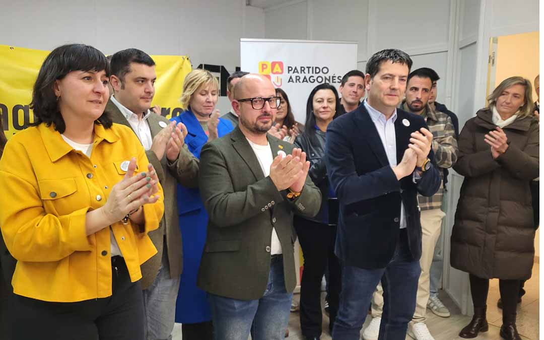 El presidente del PAR, El equipo del PAR y su presidente, Alberto Izquierdo, visiblemente emocionado tras realizar el balance negativo del resultado electoral.