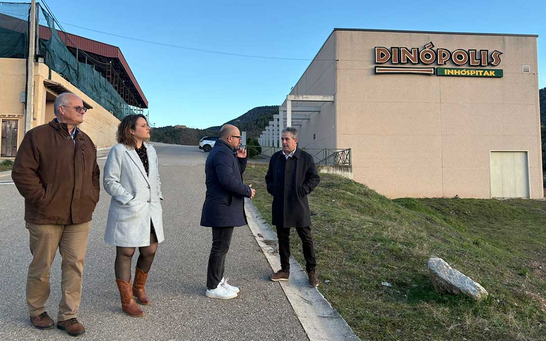 Izquierdo con candidatos y cargos PAR en Peñarroya de Tastavins./ PAR