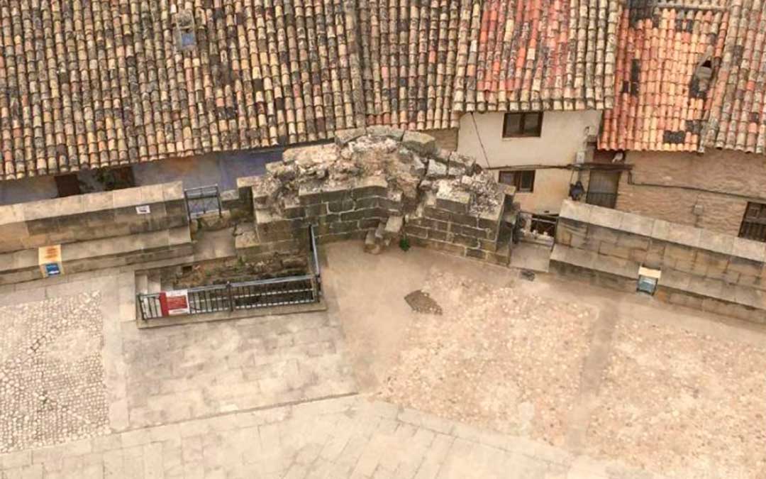 Encuentro del tramo 2 y 3 de las murallas desde el patio de armas en la zona con vestigios de una torreta defensiva / Estudio de Arquitectura MMT