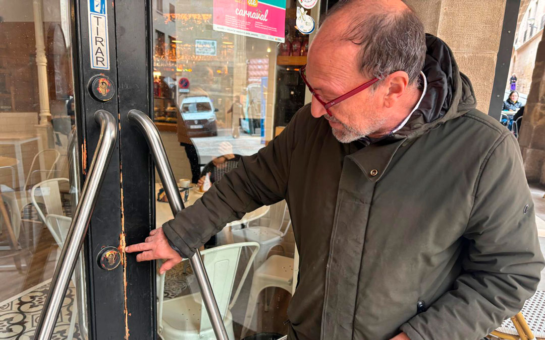 El propietario del bar, Pedro Soler, muestra el intento de forzar la puerta./ M.M.R.