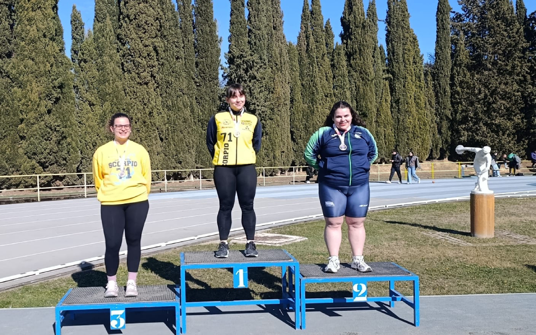 La atleta alcañizana Elena Sanz (derecha) se alzó con la medalla de plata en la categoría absoluta del Campeonato de Aragón de Lanzamientos de Invierno / Lleida U.A.