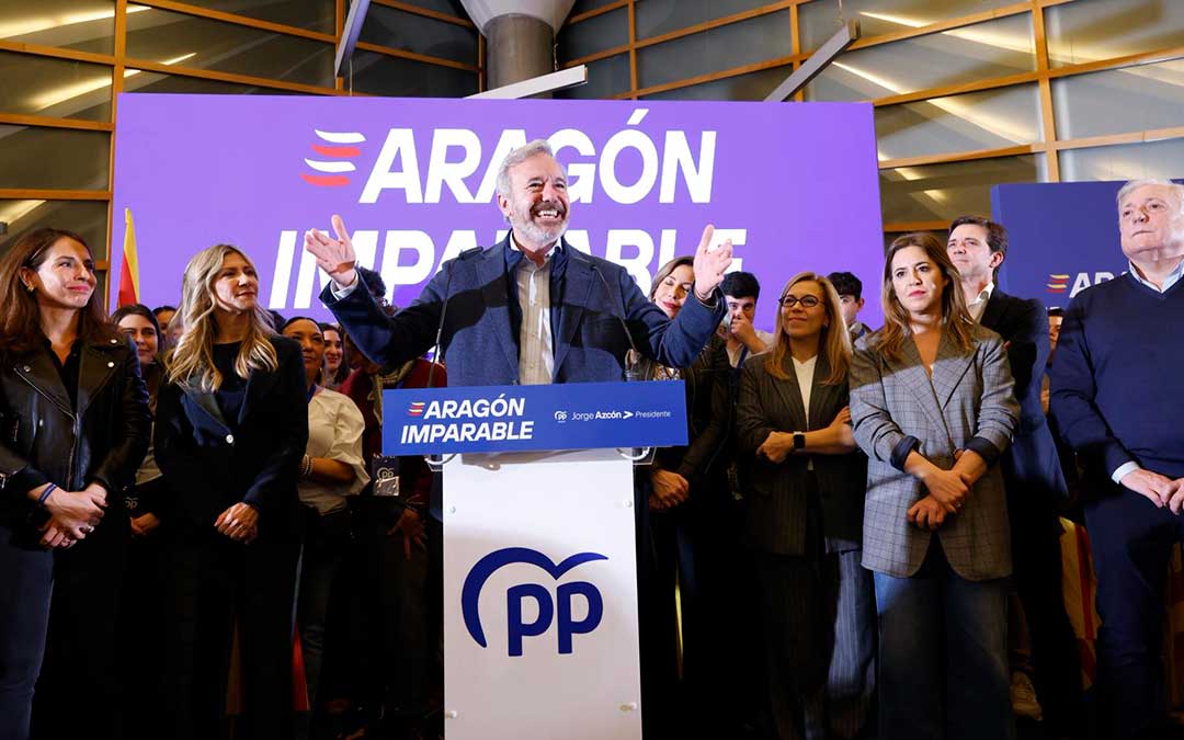 Azcón celebrando la victoria en la sede del partido este domingo / PP