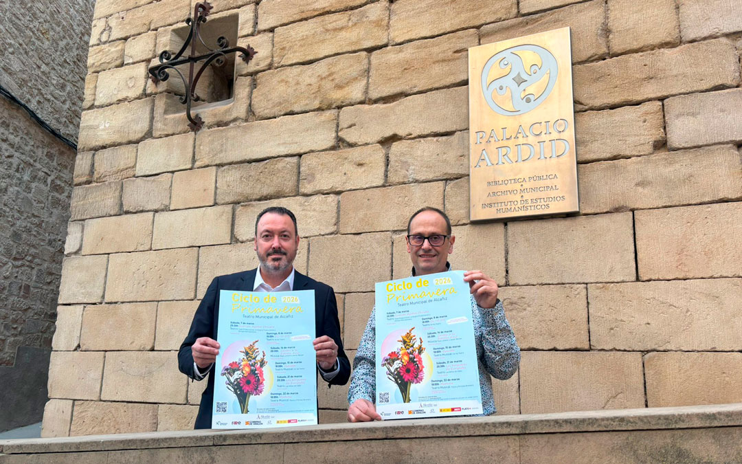 El concejal de Cultura, Javier Climent, junto al técnico, David Arrufat han presentado la programación./ M.M.R.
