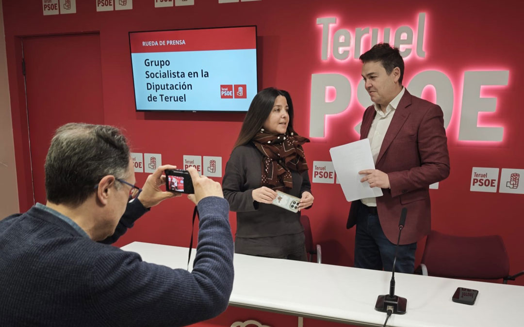 Pedro Polo y la coordinadora del Grupo Socialista, Ana Cris Lahoz, antes de empezar la rueda de prensa. / PSOE