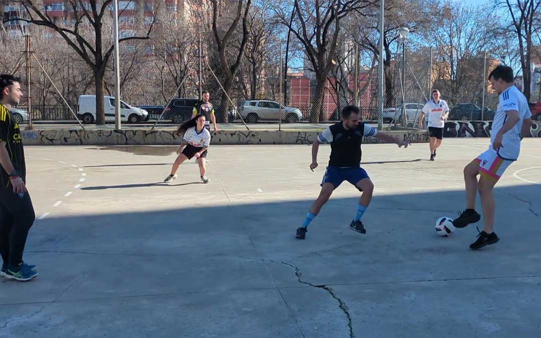 Pueyo (CHA) jugando a fútbol en su jornada de reflexión./ CHA