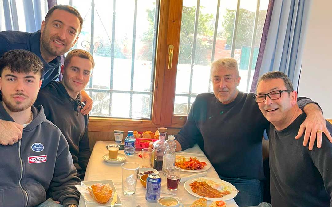 Rafa Guía (PSOE) ha tomado el vermú con amigos./ PSOE Teruel