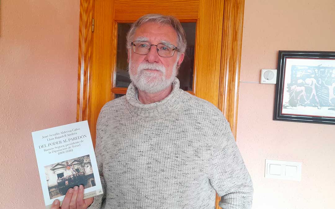 Lluís Rajadell con el libro 'Del poder al paredón. Ramón Segura, presidente de la Diputación de Teruel (1891-1936)', libro del que es coautor / La COMARCA