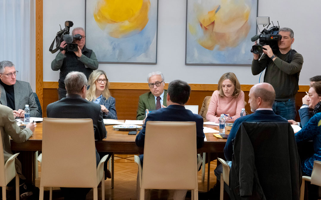 Reunión para analizar el avance de la peste porcina este lunes. / DGA