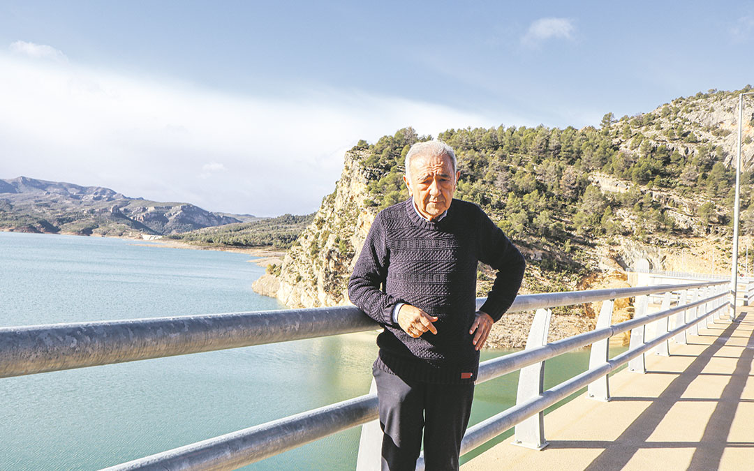 Murria, en la nueva presa del Cañón de Santolea, con una capacidad de 81,7 hectómetros. De fondo, la antigua que contará con cuatro. / A.Z.