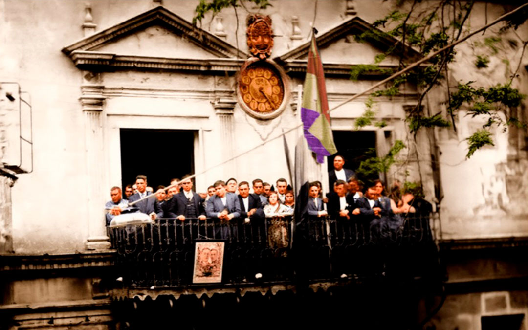 Ramón Segura -segundo por la izquierda en la primera fila del balcón-, en el Ayuntamiento de Valderrobres en 1935 en una imagen coloreada con IA / Imagen cedida por Bernardo Granja