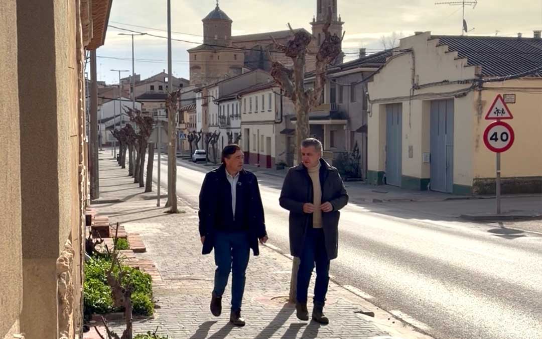 Guitarte (izda) junto al tambien candidato Joaquín Moreno, en Aguaviva este domingo / TE