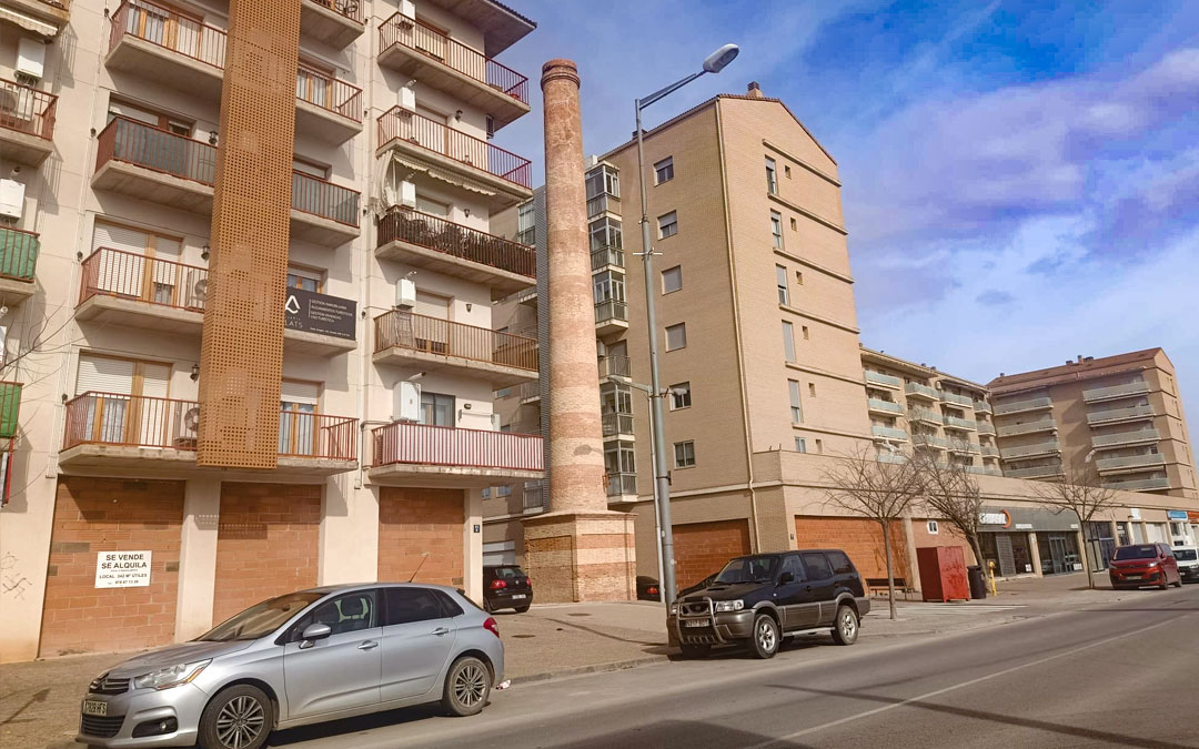 La chimenea de la antigua Tejería Magallón ya luce tras la rehabilitación / J. Pérez