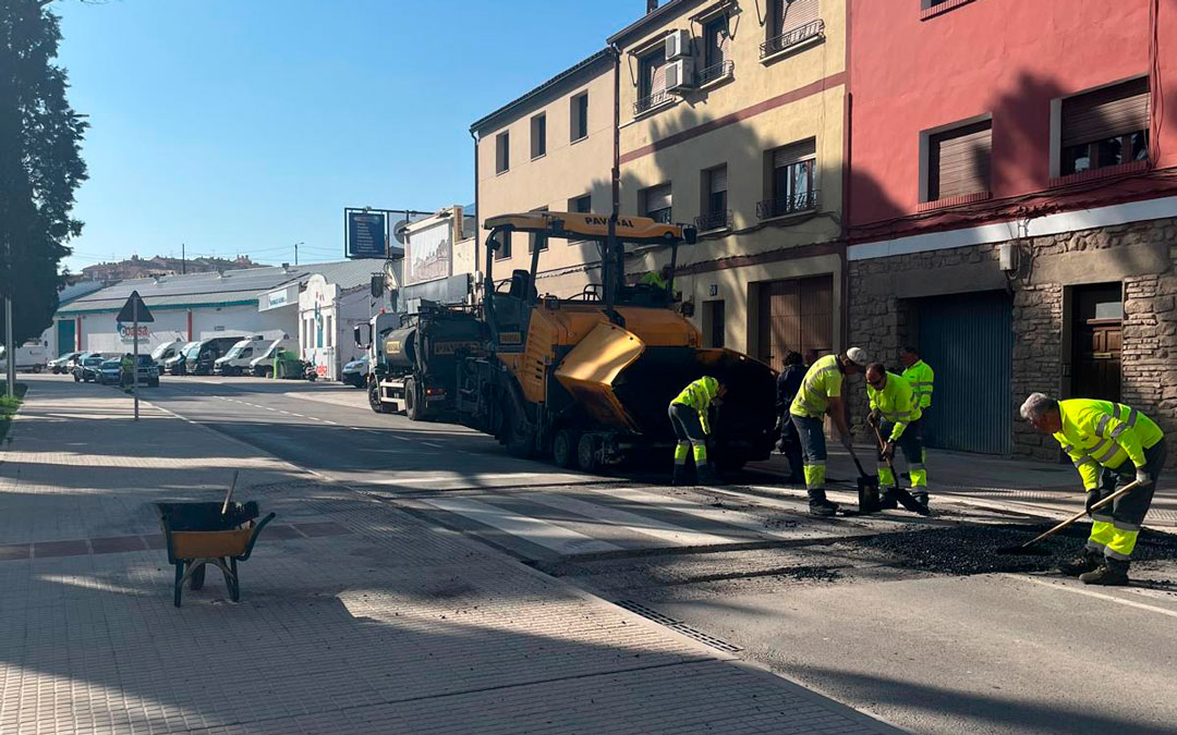 Los operarios han estado haciendo rebaje de aceras en la zona./ M.I