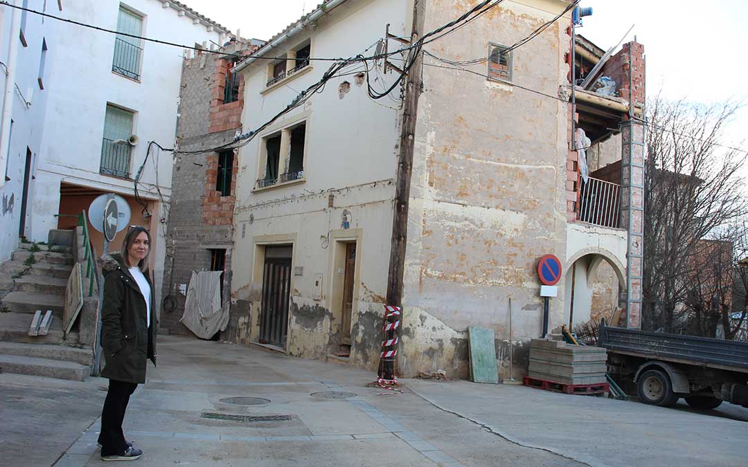 La alcaldesa de Urrea de Gaén, Silvia Blasco, delante de las dos futuras viviendas en obras. / B. Severino