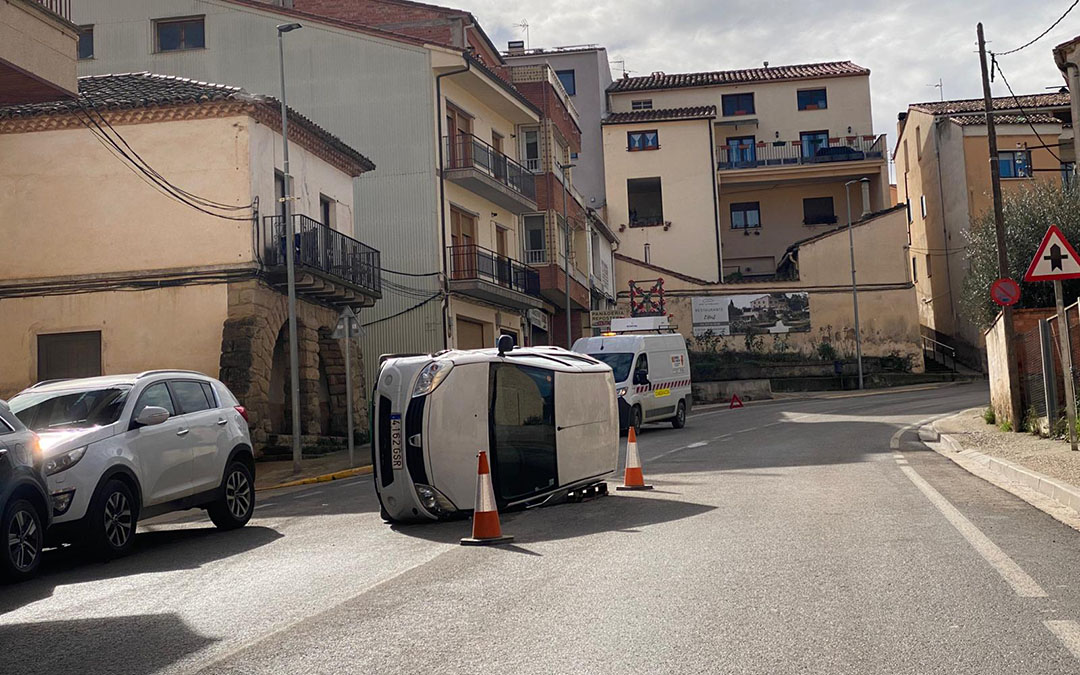 Vehículo accidentado en Valderrobres./M.J. Salvador