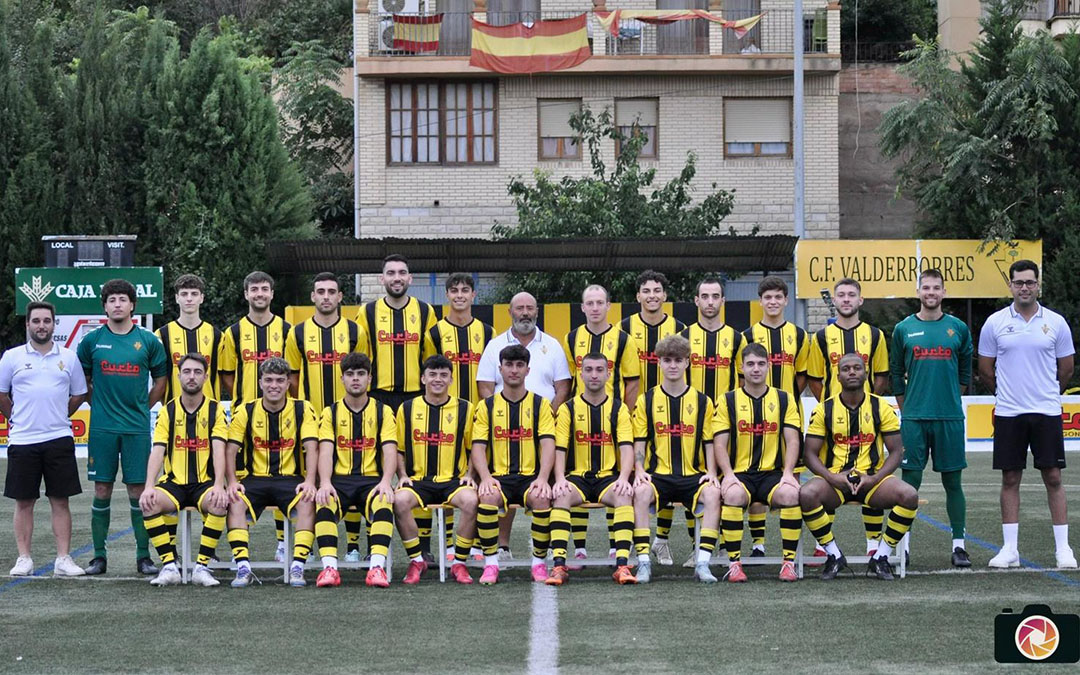 Imagen de la plantilla del Valderrobres para esta temporada. / C.F. Valderrobres