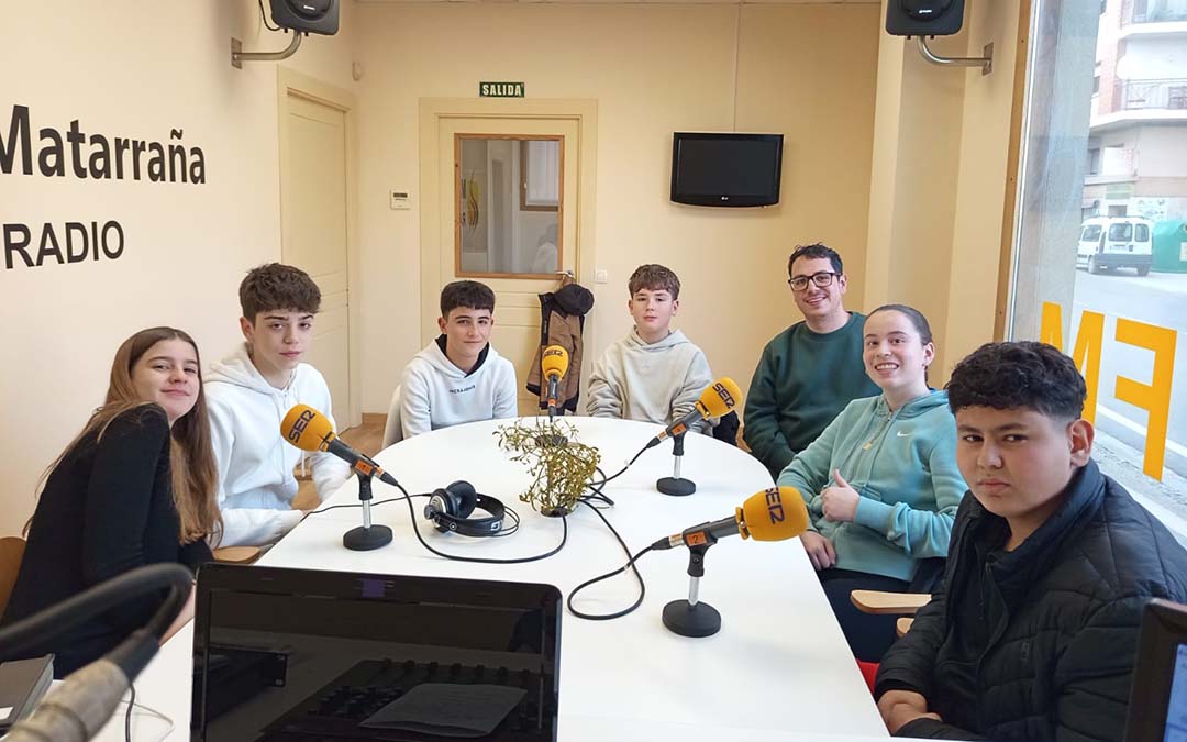 Visita a nuestros estudios de los artífices del proyecto 'Espacio Joven de Beceite'./M.J. Salvador