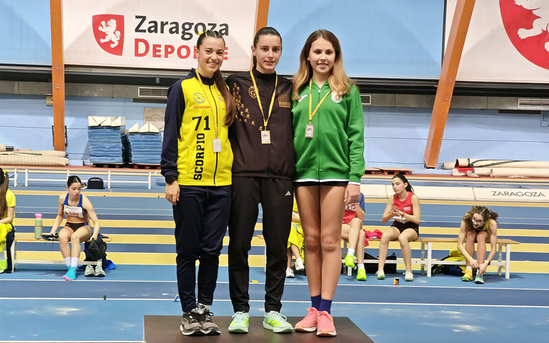 Carlota Gasión en el primer puesto del podio del campeonato de Aragón sub16 de pista cubierta. / E.M.