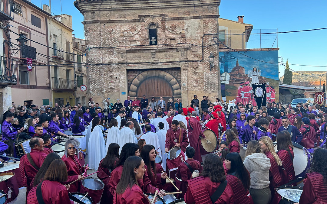 Las 12 cofradías de Alloza, Ariño, Berge y Muniesa en la Plaza del Ayuntamiento de Alloza./ L.O.