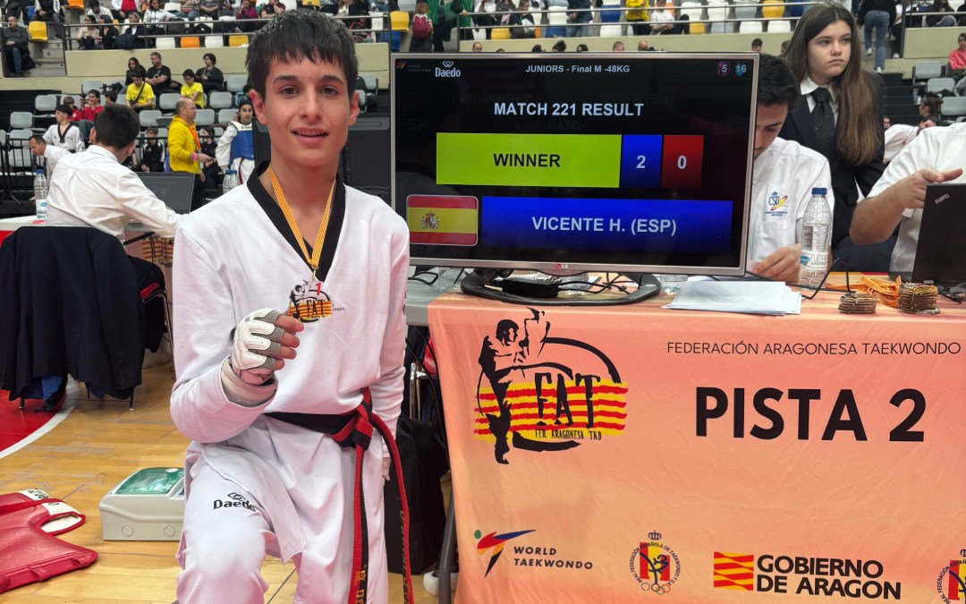 El taekwondista alcañizano Hugo Vicente posando con la medalla de oro en el Open de Aragón, celebrado el pasado fin de semana en Zaragoza / L.C.