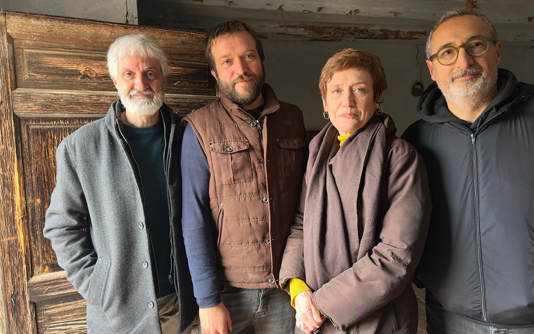 Félix A. Rivas, autor de 'Voces masoveras', junto al alcalde de Tronchón y consejero de Patrimonio de la comarca del Maestrazgo, Roberto Rabaza, la experta antropóloga Carolina Ibor y Eugenio Simón, diseñador del libro, que participaron en la presentación de la obra el pasado 7 de marzo. / La Comarca