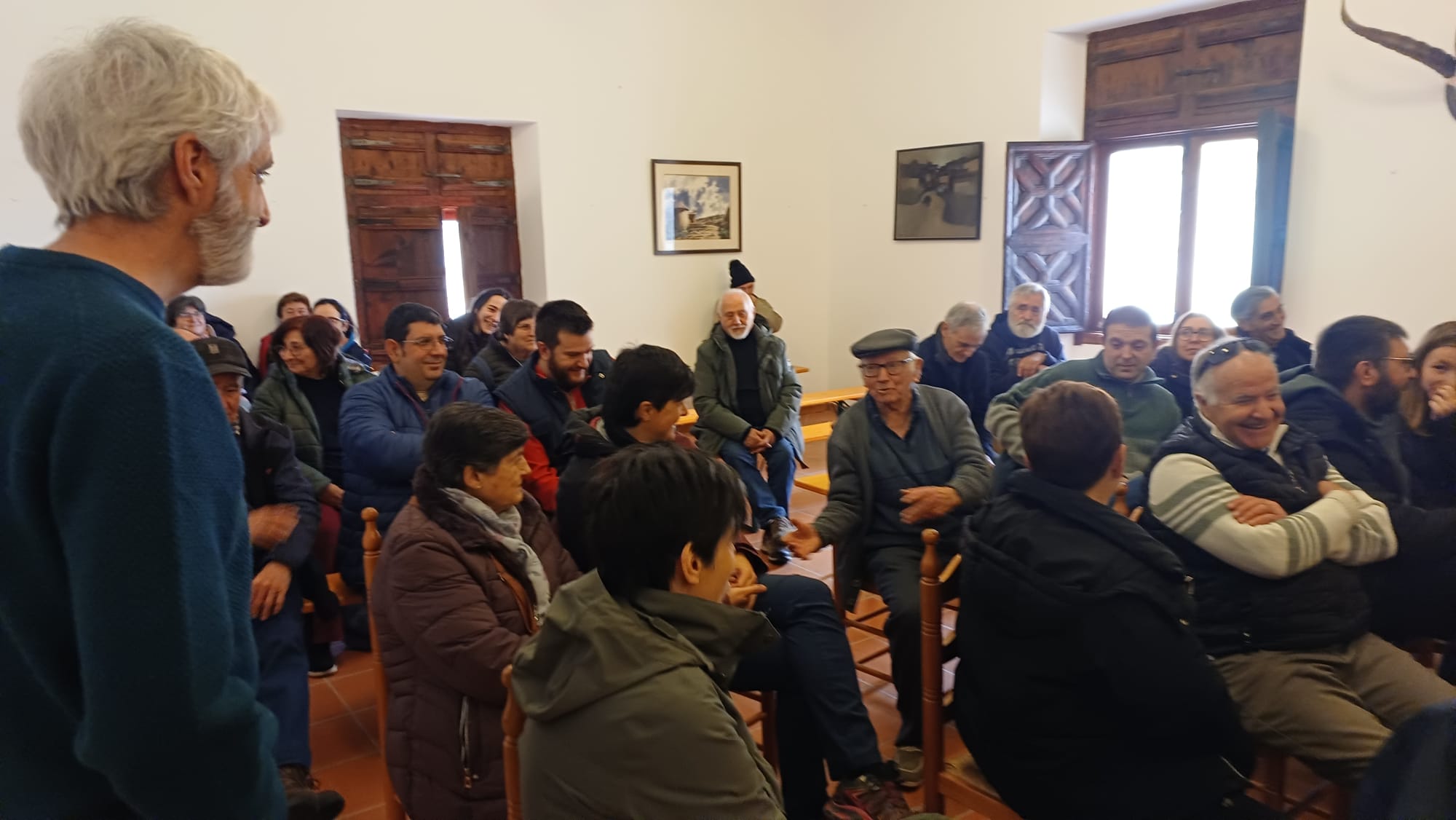 Félix A. Rivas presenta el libro en el Ayuntamiento de Tronchón el pasado 7 de marzo, con el respaldo y patrocinio de la comarca del Maestrazgo. En imagen, charla con los asistentes, muchos de ellos vecinos y otros protagonistas de la obra. / Cedida