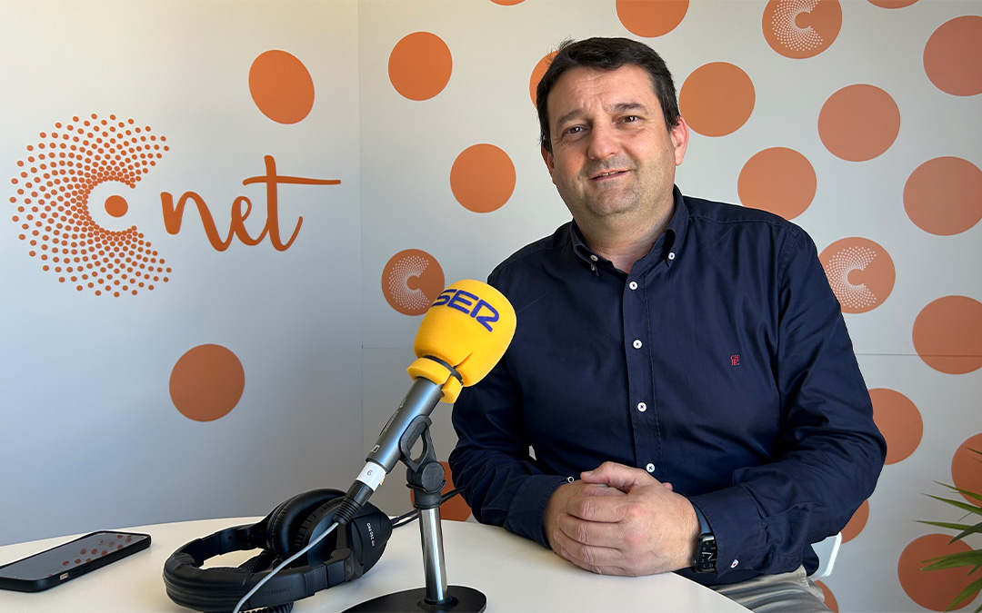 Miguel Ángel Estevan, el alcalde de Alcañiz, en los estudios de Radio La Comarca./ L.O