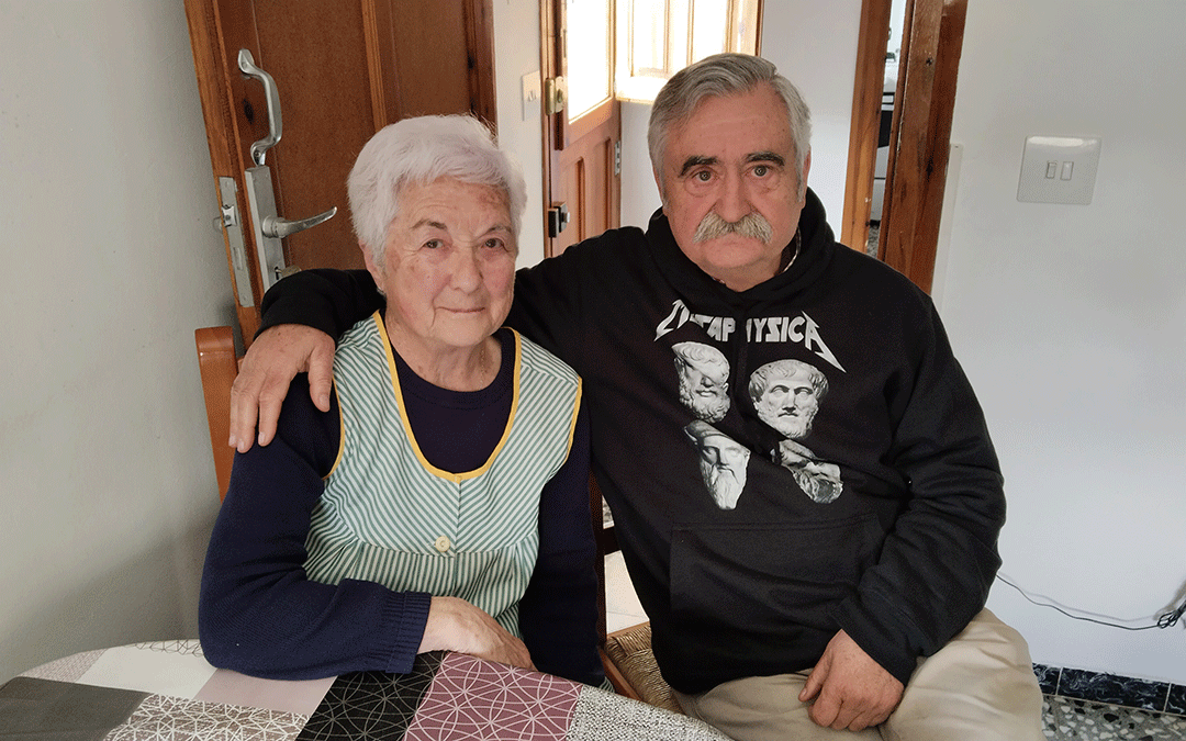 Mari Luz Castel y Luis Carceller, en el Mas de Ricol de Castellote. / Cedida