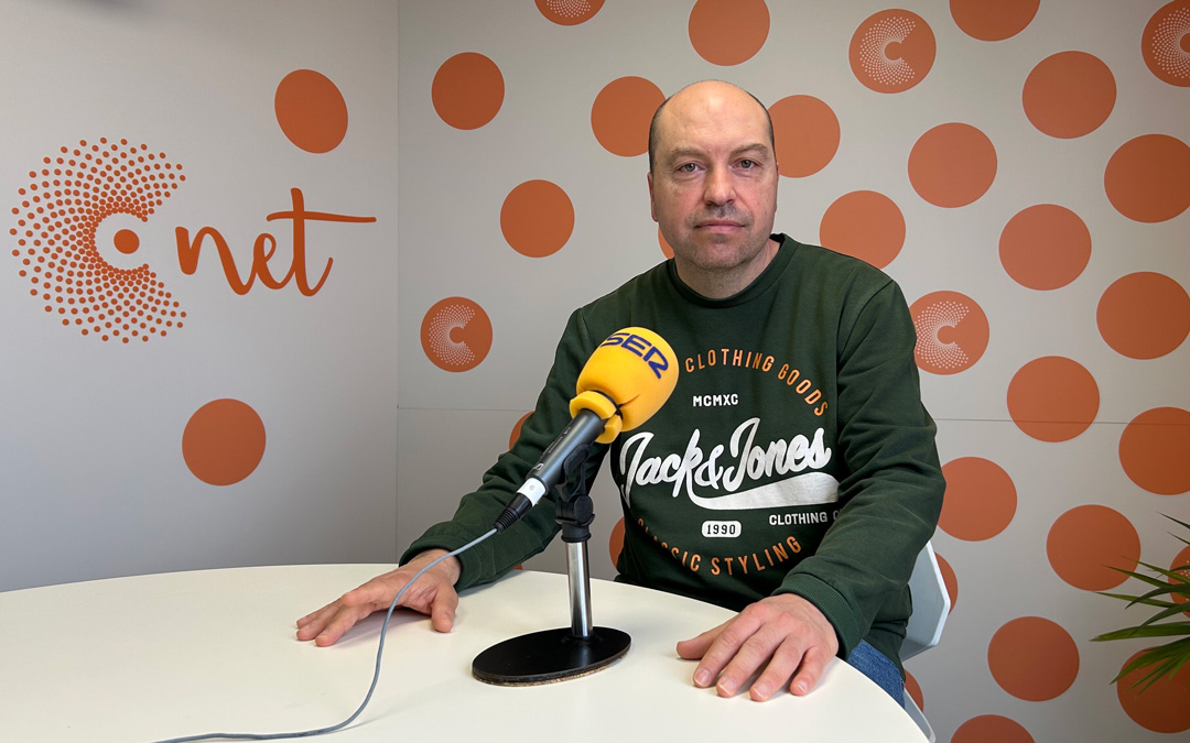 Raúl Mora en Radio La Comarca./ L.O.