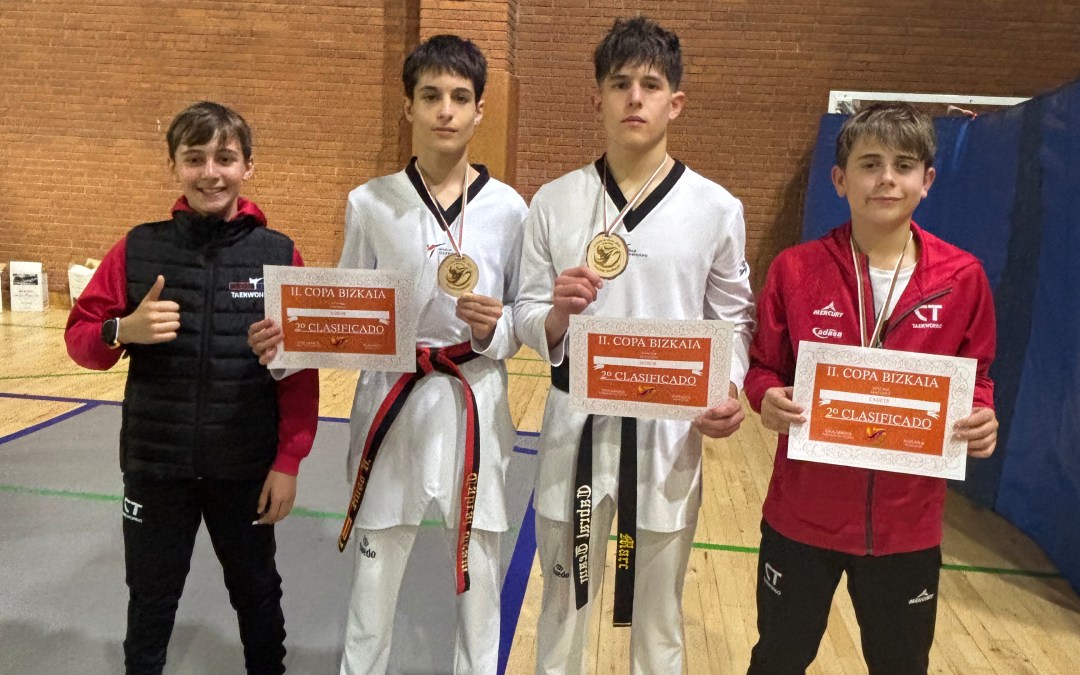 Samuel Romeo y los hermanos Marc y Hugo Vicente posan con sus medallas de plata y diploma en la II Copa Bizkaia de Taekwondo/J.C.B.