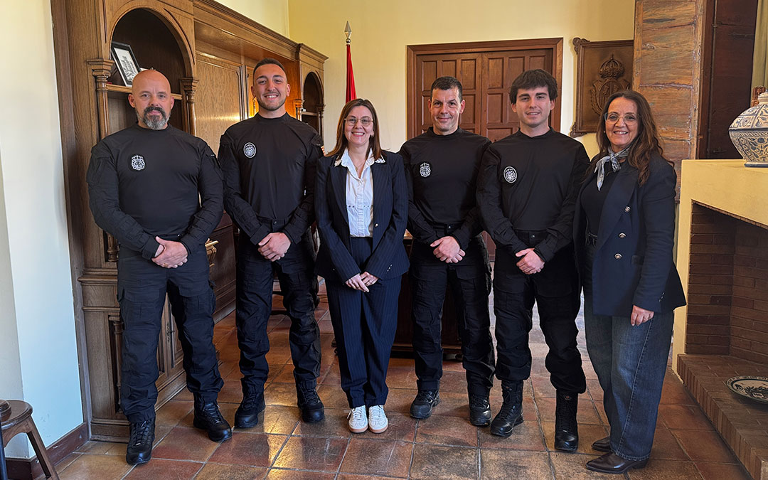 Los cuatro agentes con la alcaldesa Ana Jarque y la concejal Encarna Romero./ Ayto. Caspe