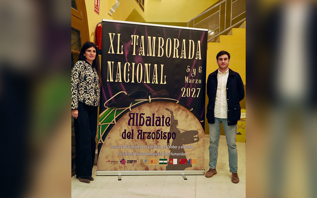 Celia Trullén, alcaldesa de Albalate y el ganador del cartel, Alberto Bernad. / A.B.