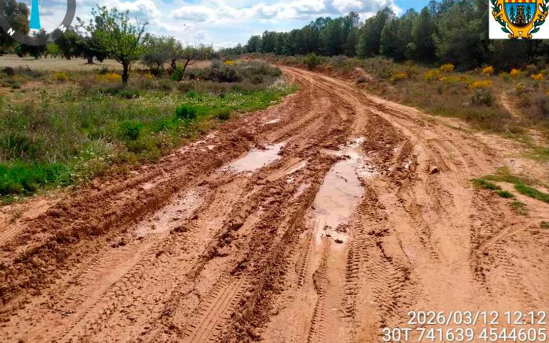 Estado en el que quedaron algunos caminos rurales de titularidad municipal tras el paso de los cien vehículos de cuatro ruedas que participaron en la Raid AutoClassic Ciudad de Alcañiz. / La Comarca