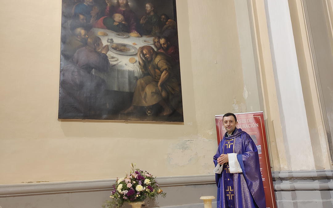 El padre Juanes escogió el emplazamiento para la obra y ha consagrado este domingo el lienzo
de De Miedes. / E. M.