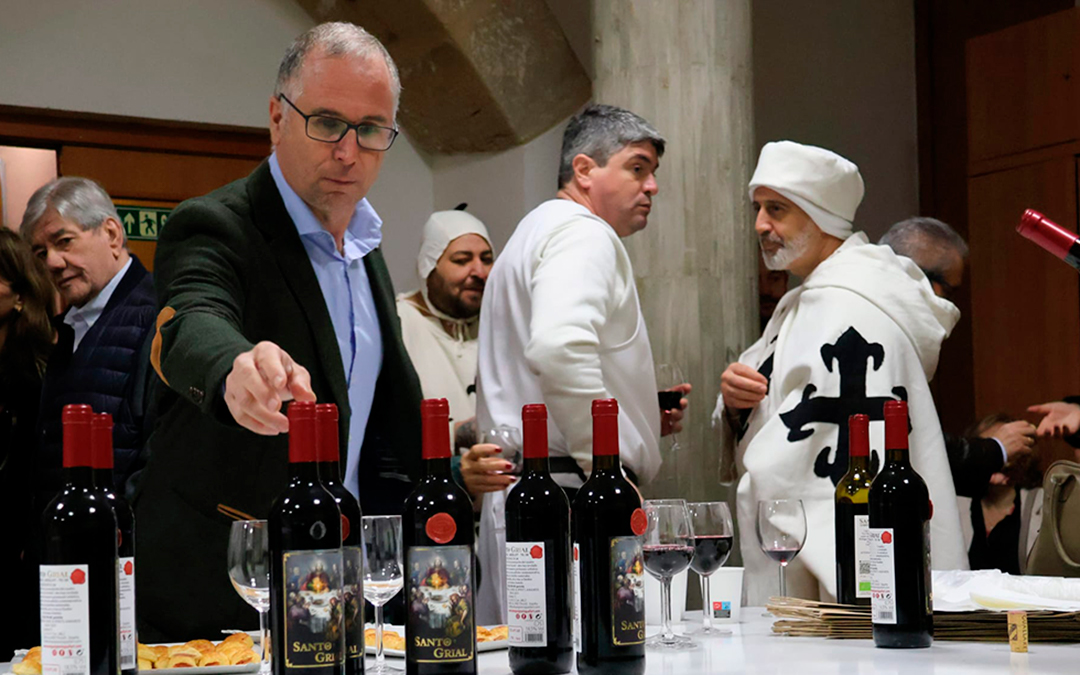 Las bodegas de Ignacio Guallart (primero por la izquierda, observando al concejal Andreu con una de sus botellas) han lanzado una edición limitada de botellas con el cuadro impreso en el frontal. Tras la consagración de la obra, se ha ofrecido un picoteo regado por este vino. / E. M.