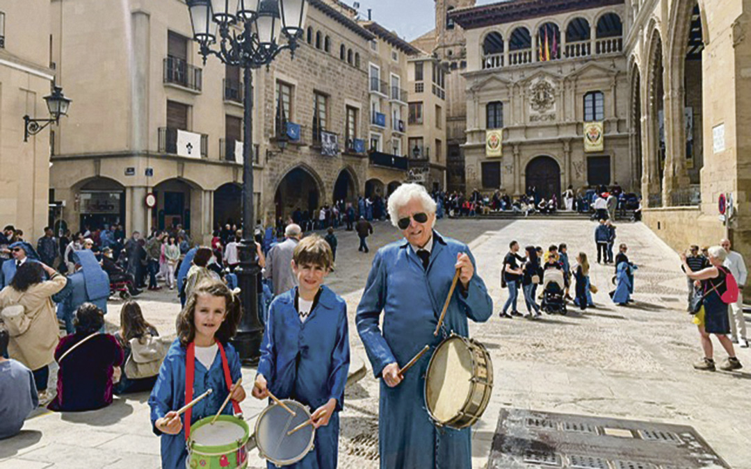 Antonio Bascones en una Semana Santa junto a sus dos nietos, Pablo y Cristina. /Archivo familiar