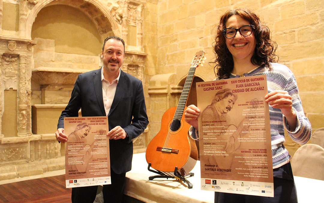 Javier Climent, concejal de Cultura, y Nuria Estaún, profesora del Conservatorio, en la Sala Juan de Lanuza. / B.S.