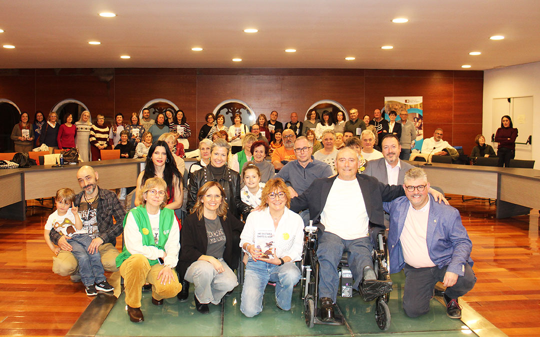 Foto de familia tras la presentación en la sede de la Comarca del Bajo Aragón en Alcañiz. / B. Severino