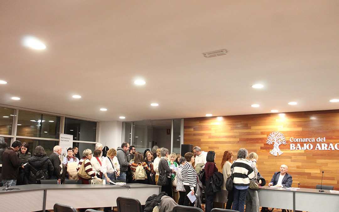 Presentación en Alcañiz de 'Me gustaría darte el mar', novela de Salvador Berlanga. / B. Severino