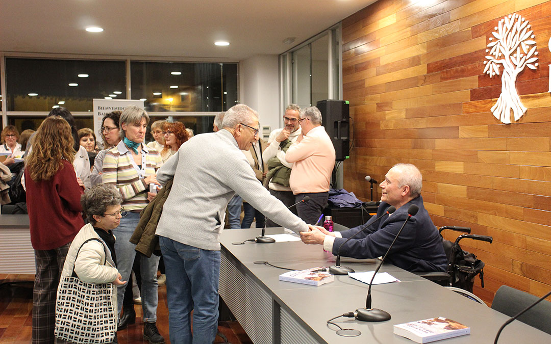 Presentación en Alcañiz de 'Me gustaría darte el mar', novela de Salvador Berlanga. / B. Severino
