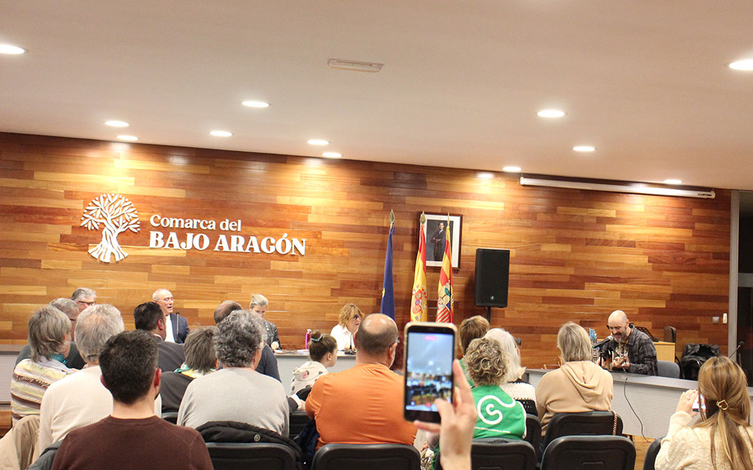 Presentación en Alcañiz de 'Me gustaría darte el mar', novela de Salvador Berlanga. / B. Severino
