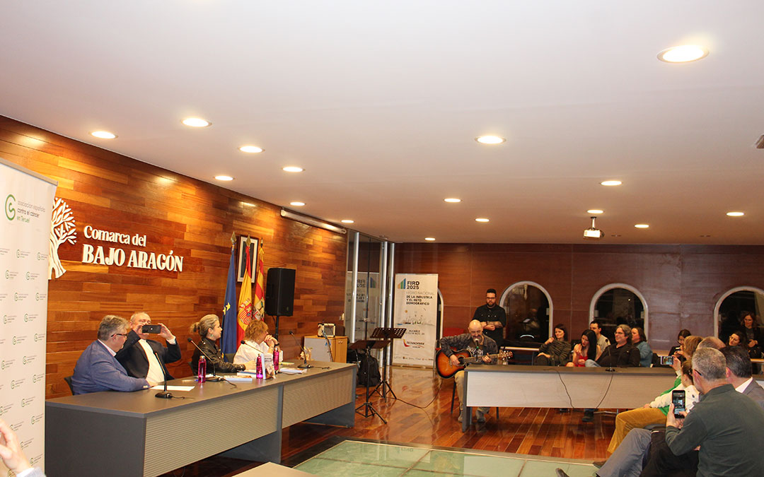 Presentación en Alcañiz de 'Me gustaría darte el mar', novela de Salvador Berlanga. / B. Severino