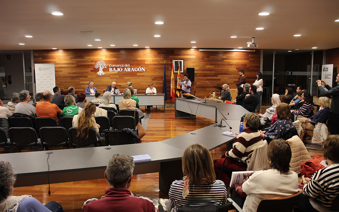 Presentación en Alcañiz de 'Me gustaría darte el mar', novela de Salvador Berlanga. / B. Severino